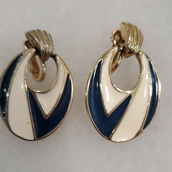 Trifari Jewelry - Trifari Navy and Ivory Enamel Gold-Tone V-Pattern Hoop Earrings